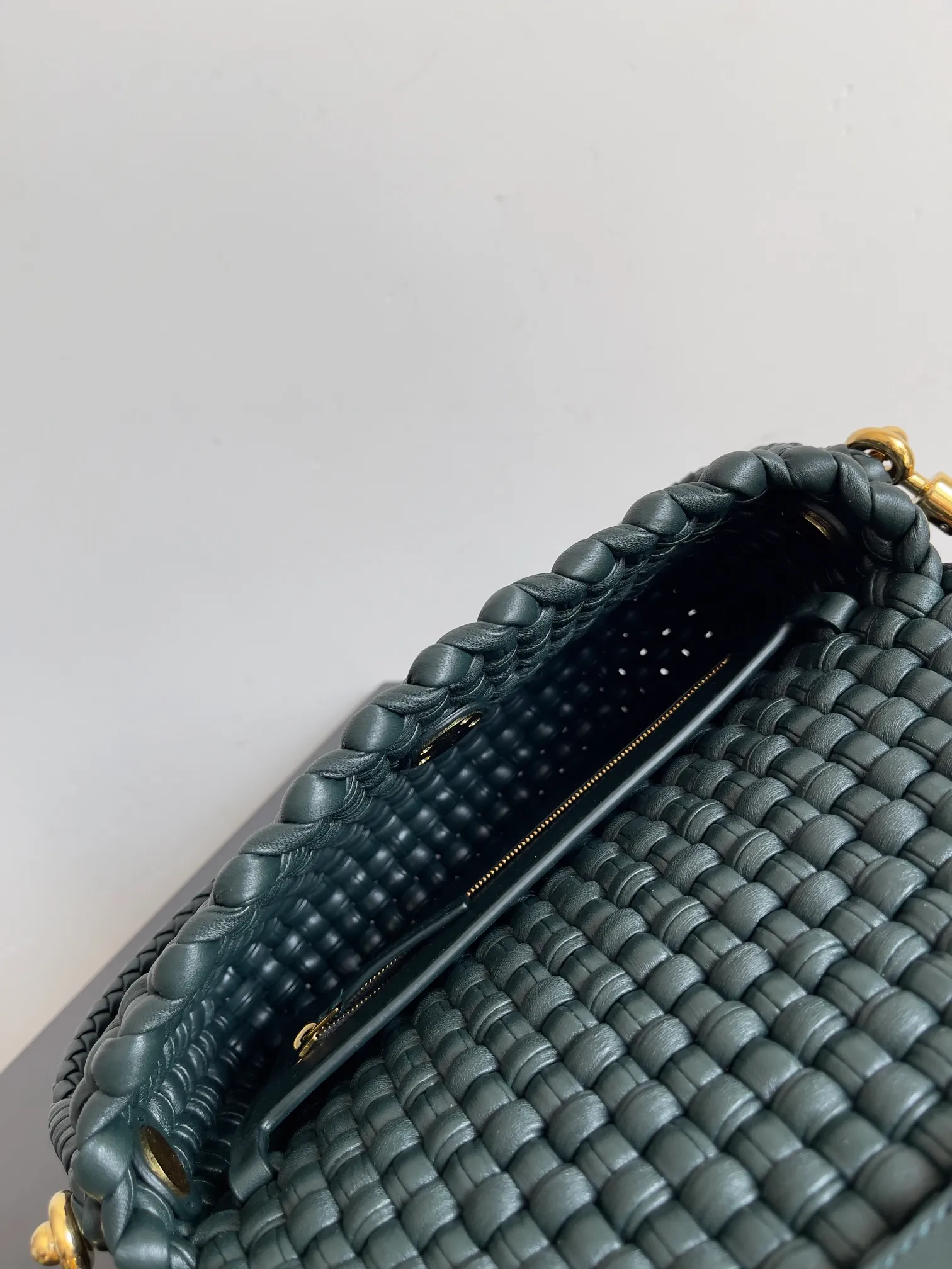 Batch 3120 Reshape the classics, Swing is back, BOTTEGA VENETA Bottega Veneta women's Swing shoulder bag is made of tubular quilted weaving technology. The unique vertical weaving of the bag is impressive. The overall style reveals a medieval style, which is in line with the current retro trend. It is simple and versatile without losing personality. It can be adapted to different styles for work and commuting. Both cross-body and hand carry are created with everyone in mind. It is a bag that does not lose its practicality and beauty [Hop Jump] [Hop Jump] Style No.: 764073 Size: 25*19*6